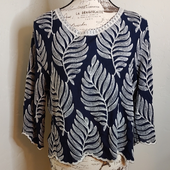 Solitaire Tops - Solitaire NWT Navy Blue & White Embroidered Ferns Boxy Scalloped Hem SZ:L Blouse